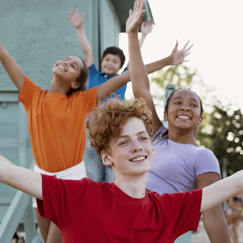 groupe d'adolescents joyeux