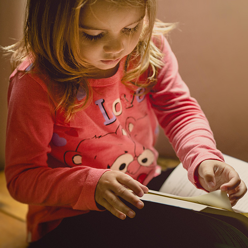 petite fille en train de lire un livre