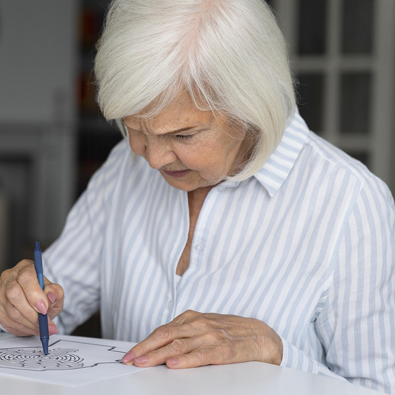 femme senior faisant travailler sa mémoire