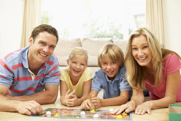 Parents et enfants jouant ensemble à un jeu de société